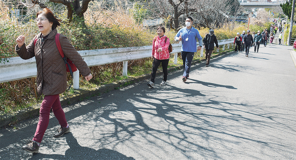 帷子川沿いを歩く参加者ら
