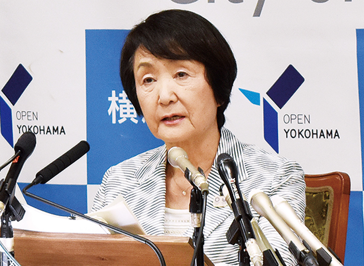 記者会見する林市長