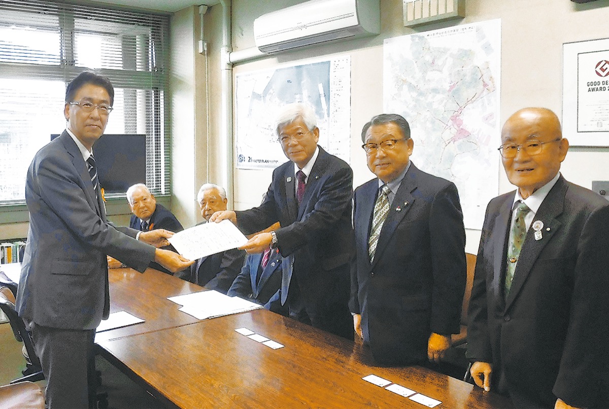 山岸会長が（写真右）が小池都市整備局長に要望書を手渡した