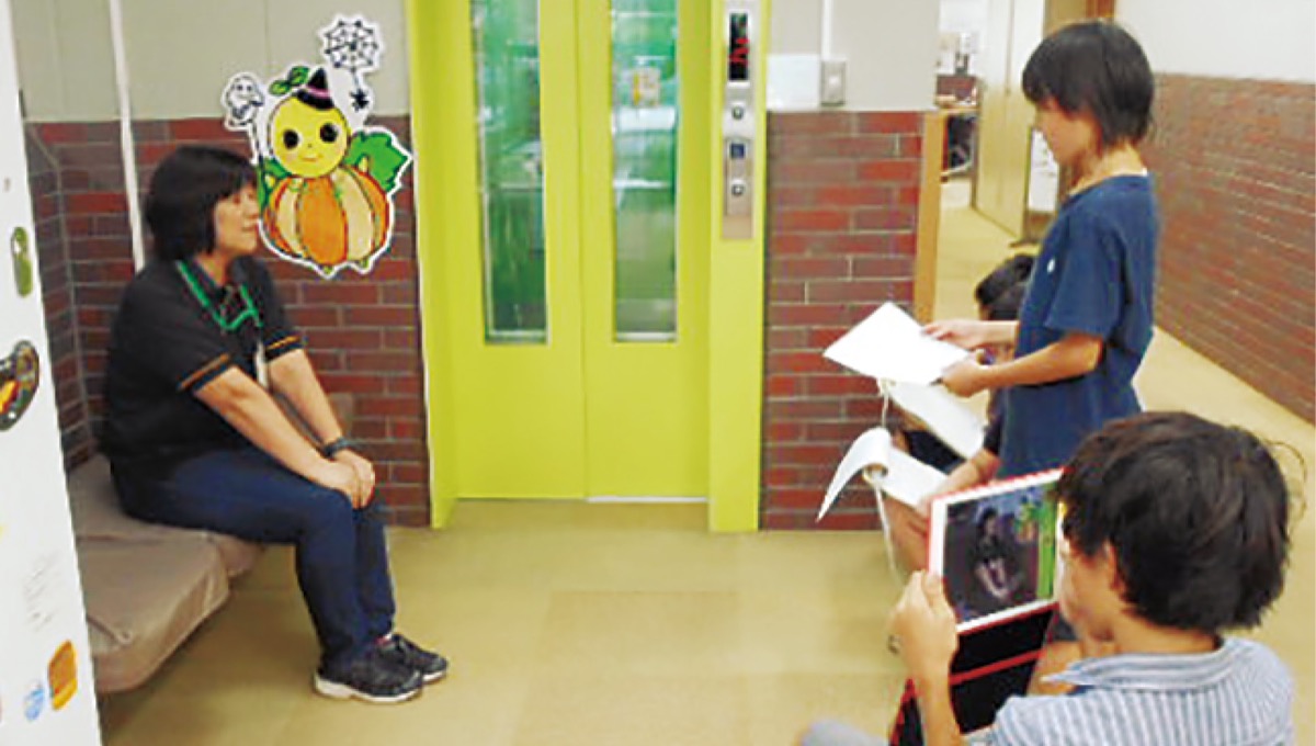 動画を撮影する児童（同校提供）