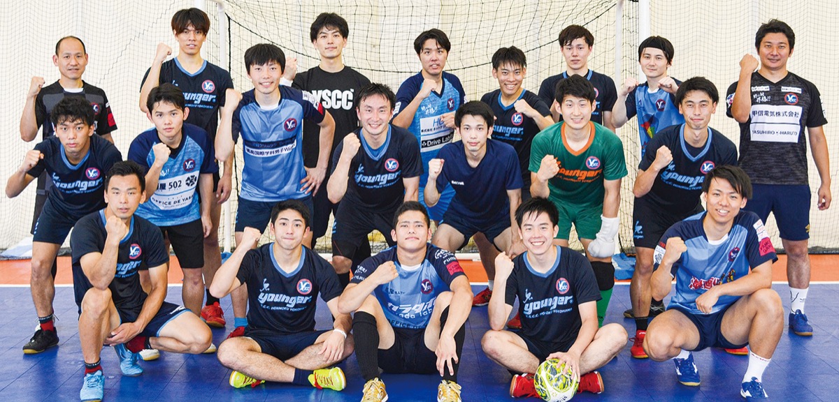 トップリーグ参入に向け、ガッツポーズをする選手ら