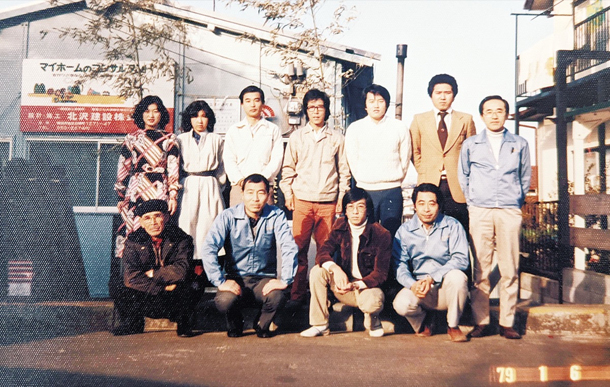 プレハブ事務所。社名の看板は今とは違い赤色(1973年)
