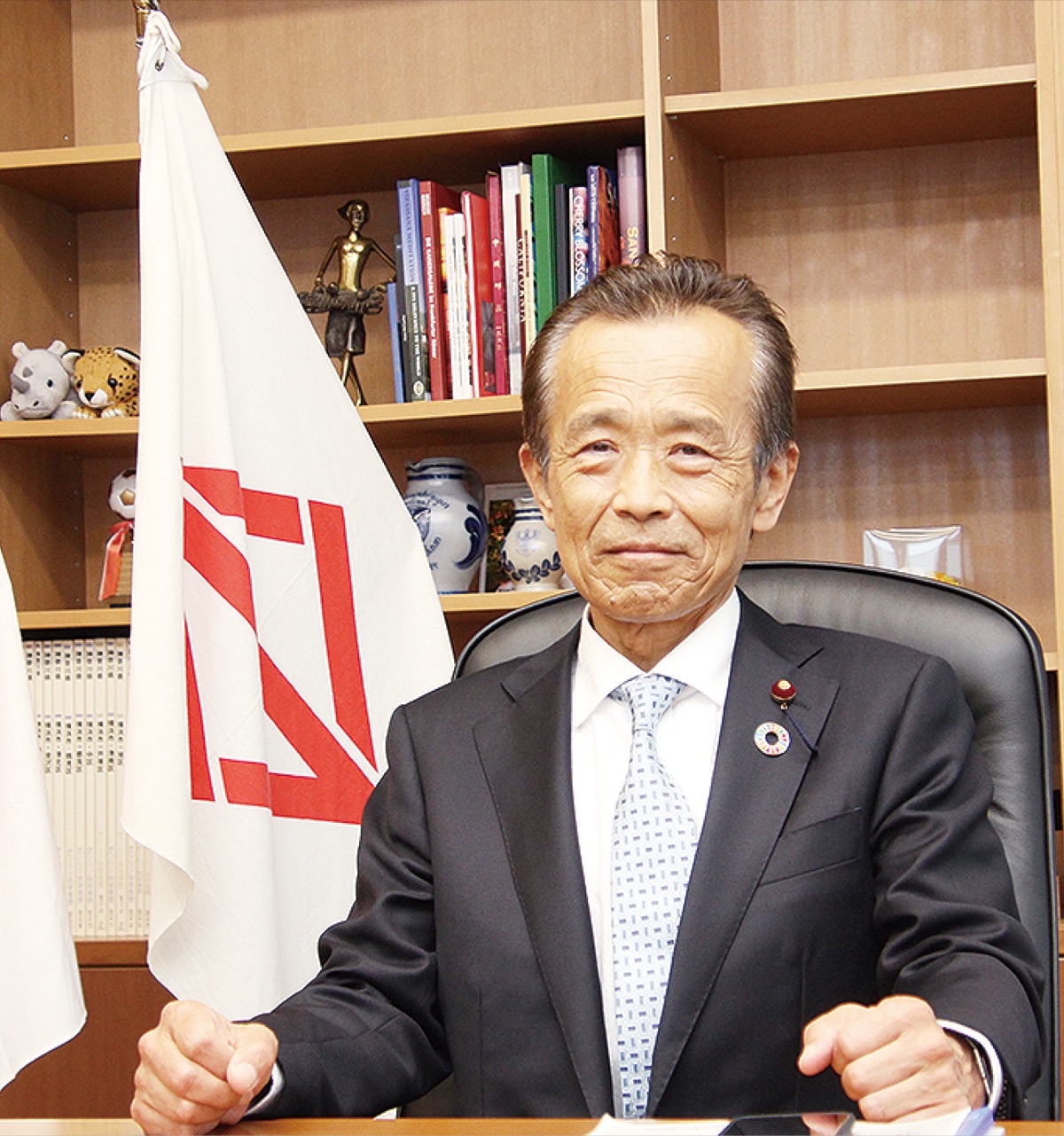 議長室の自席に座る清水議長