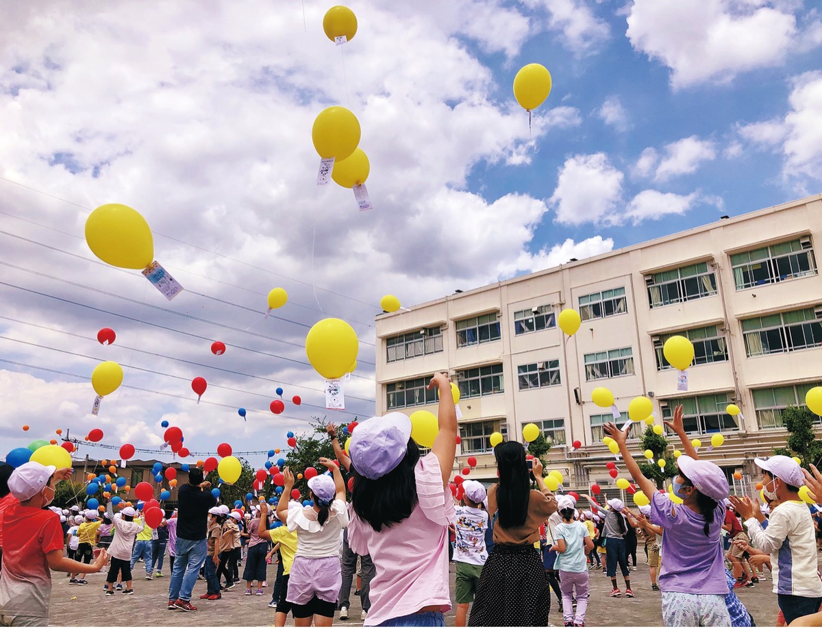 笹野台小学校 50周年記念で風船飛ばし 環境に配慮した素材用い 旭区 タウンニュース