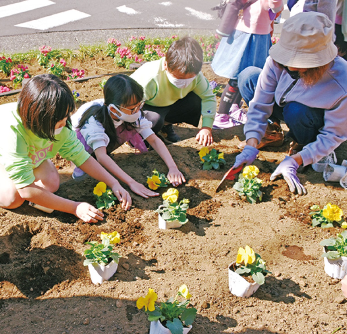 地域住民と花壇で交流