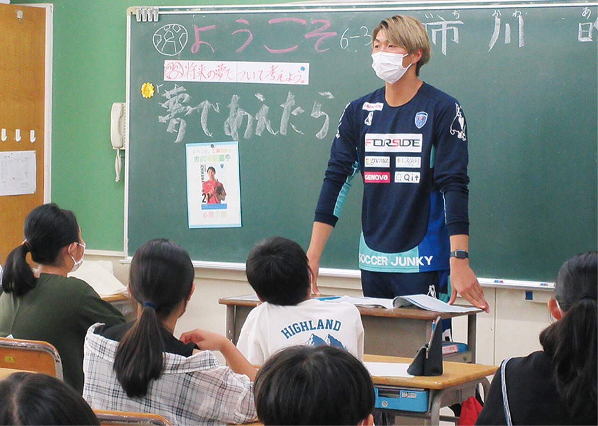 市川選手の話を聞く児童（写真提供）