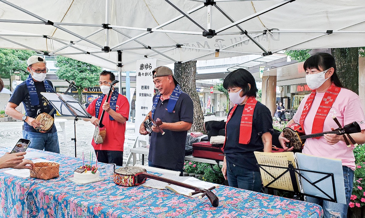 商店街に琉球民謡の音