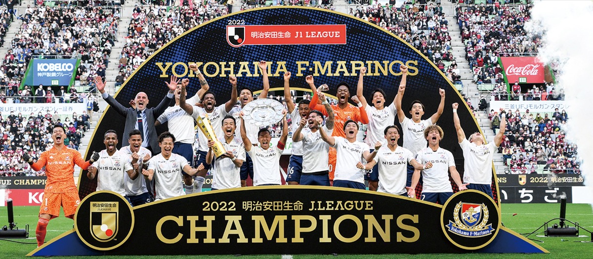 優勝シャーレを掲げる選手たち、GK高丘陽平選手（左）は旭高校出身 ©1992 Y.MARINOS