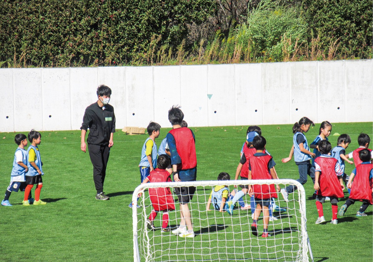 天然芝でサッカー教室