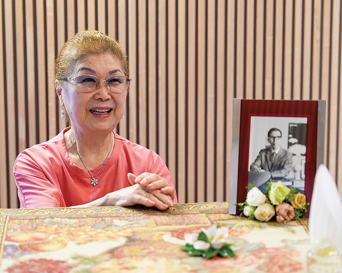 喜直のポートレートを前にインタビューに答える幸子さん