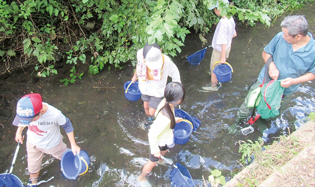皆で身近な川を清掃 (写真1)