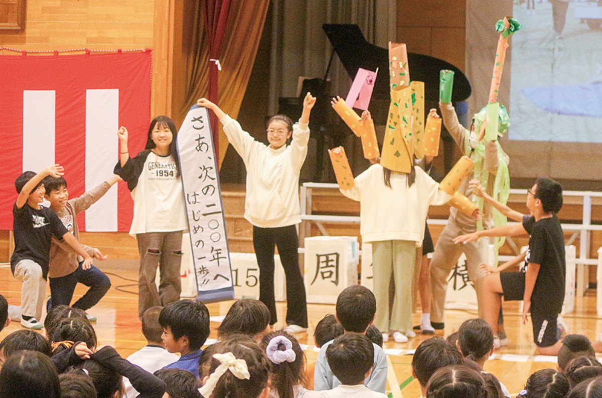 植樹式の様子を寸劇で表現する児童ら