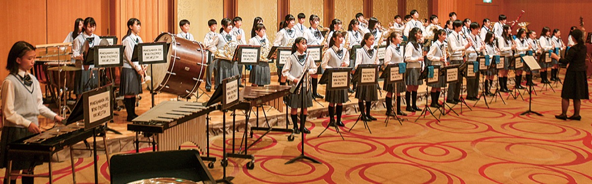 万騎が原中学校の吹奏楽部が祝賀演奏