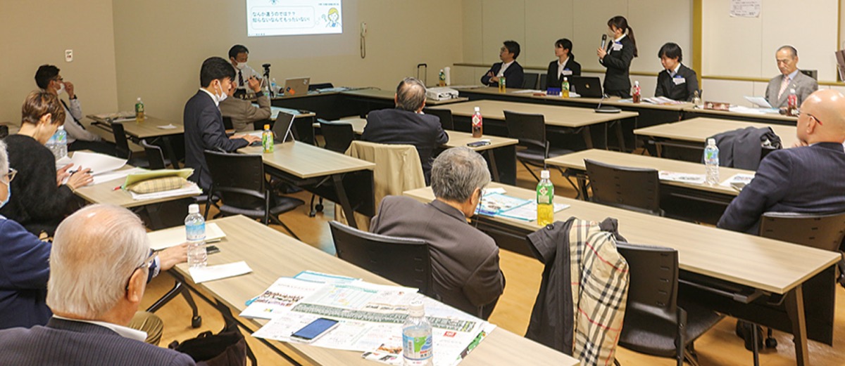 学生の話に耳を傾けるRCのメンバー