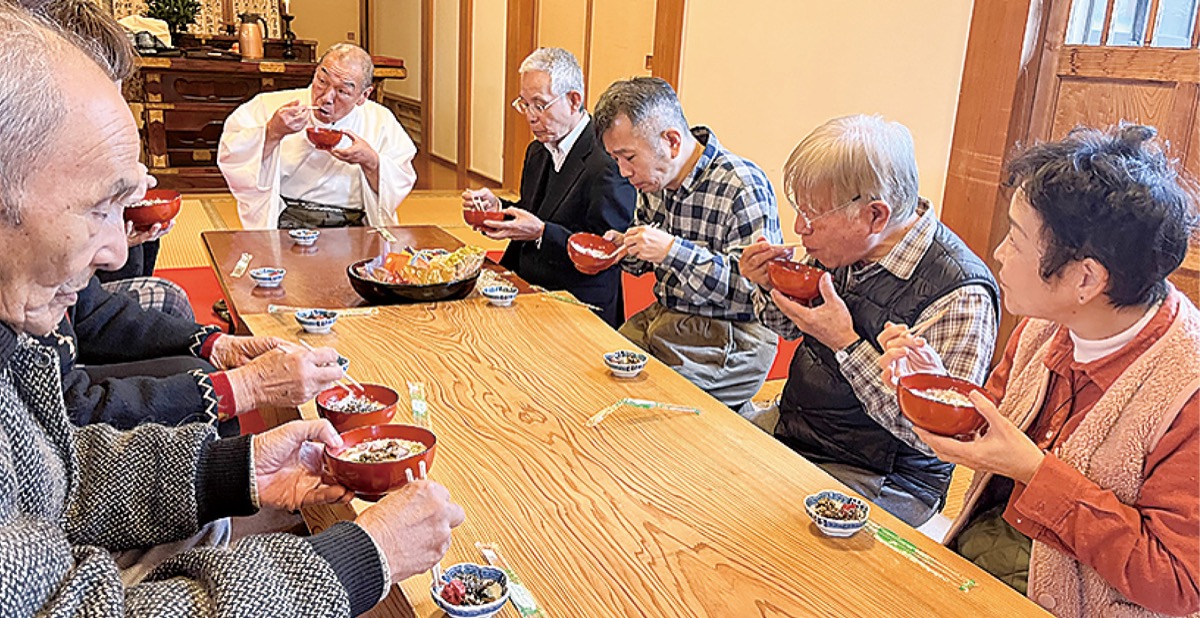 大山住職と一緒に七草粥に舌鼓