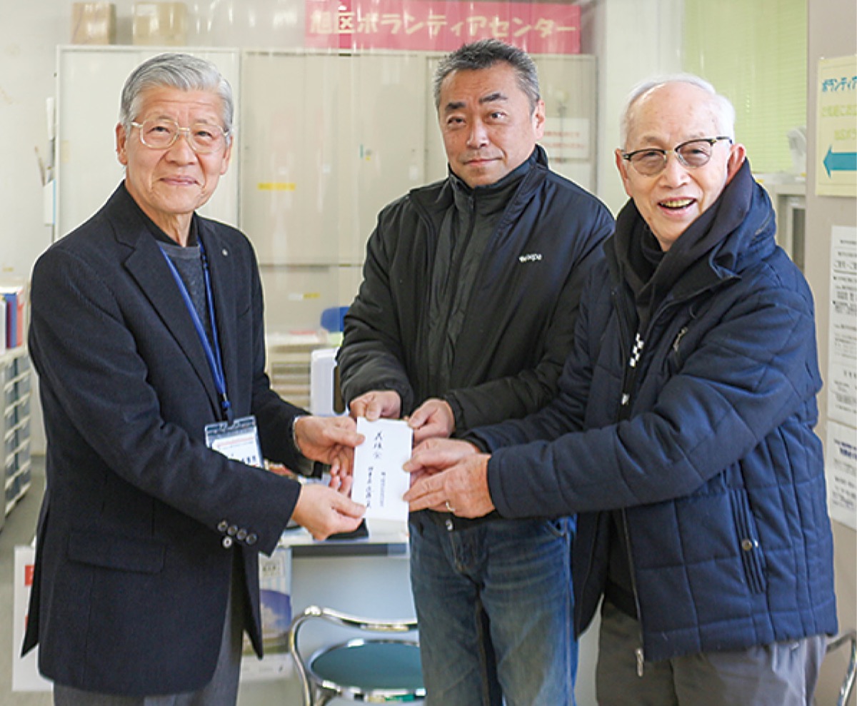 渡邉会長(左)に義援金を渡す高橋副理事長(中央)、近藤理事長