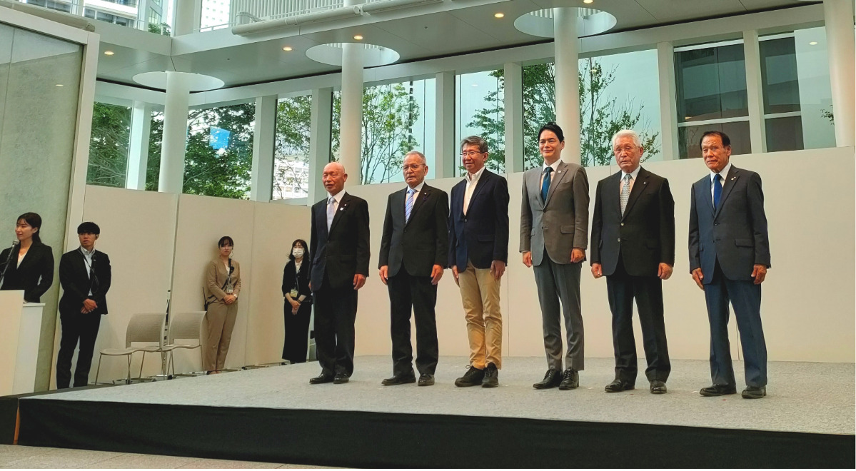 記念式典に出席した山中市長(右から3人目)と道志村、昭和村の関係者