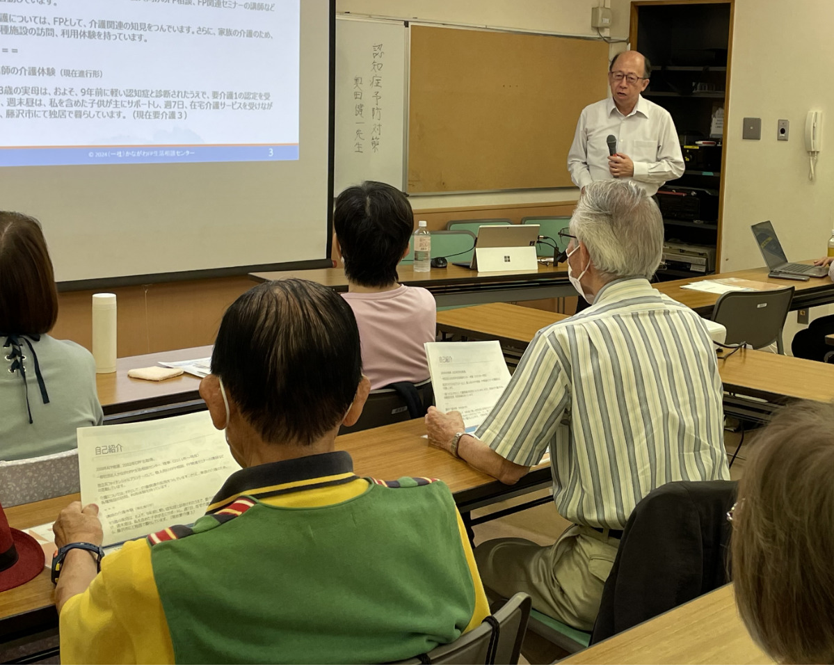 講義を受ける参加者ら