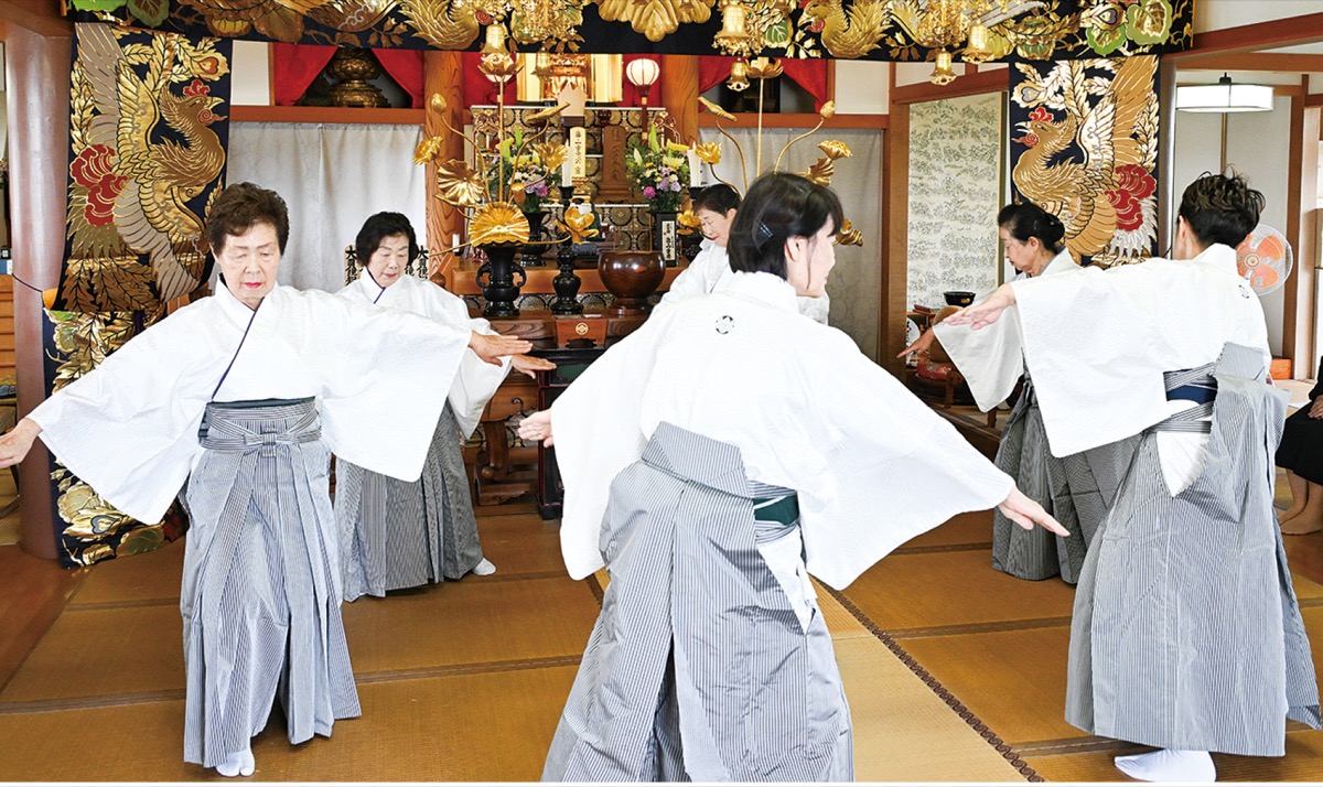 踊りを披露する旭扇会