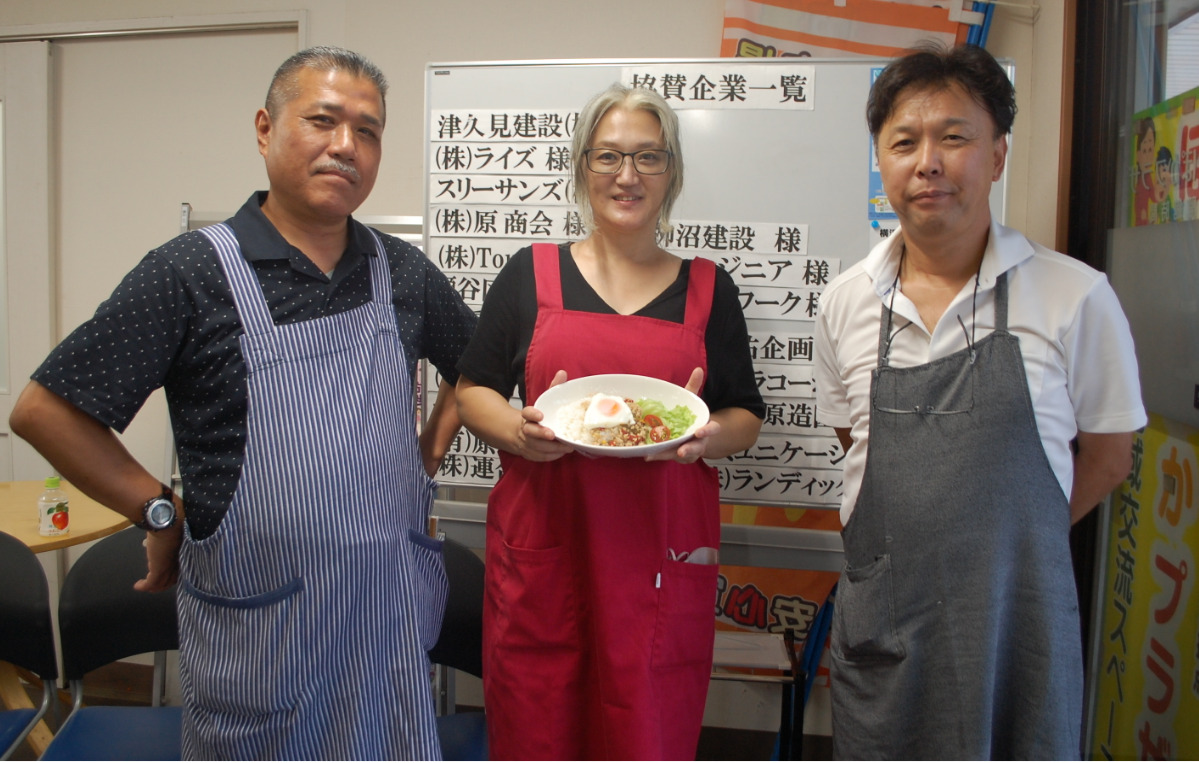 横浜瀬谷こども食堂こころの相原代表(左)、筒井副代表、佐藤副代表