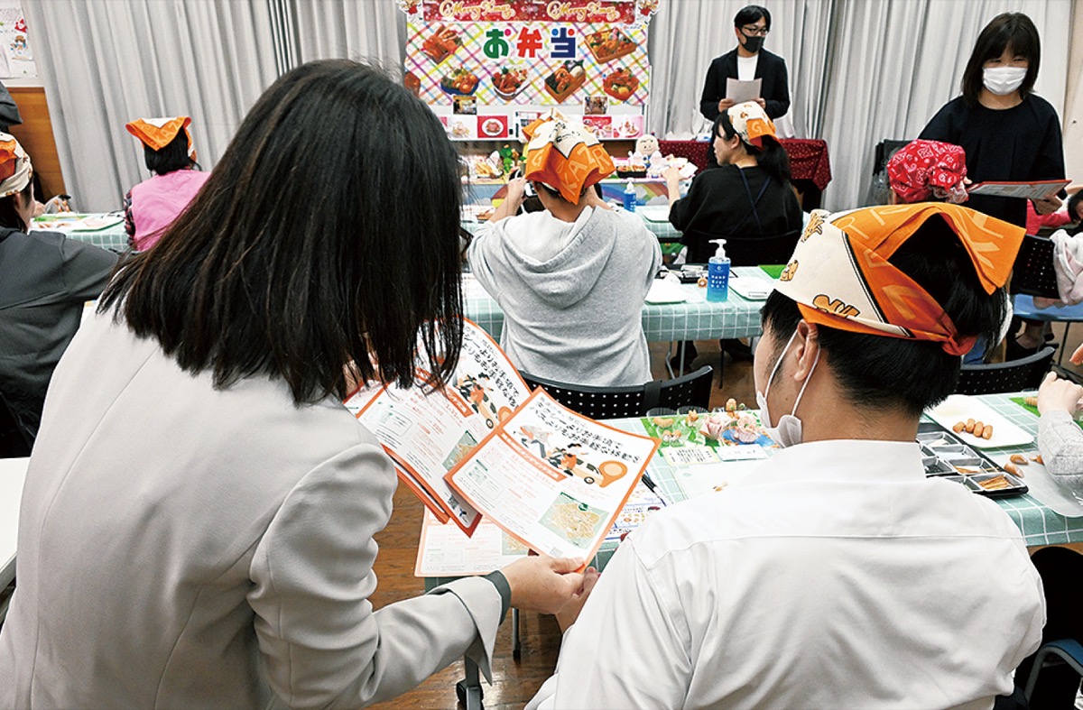 イベントでチラシを配布