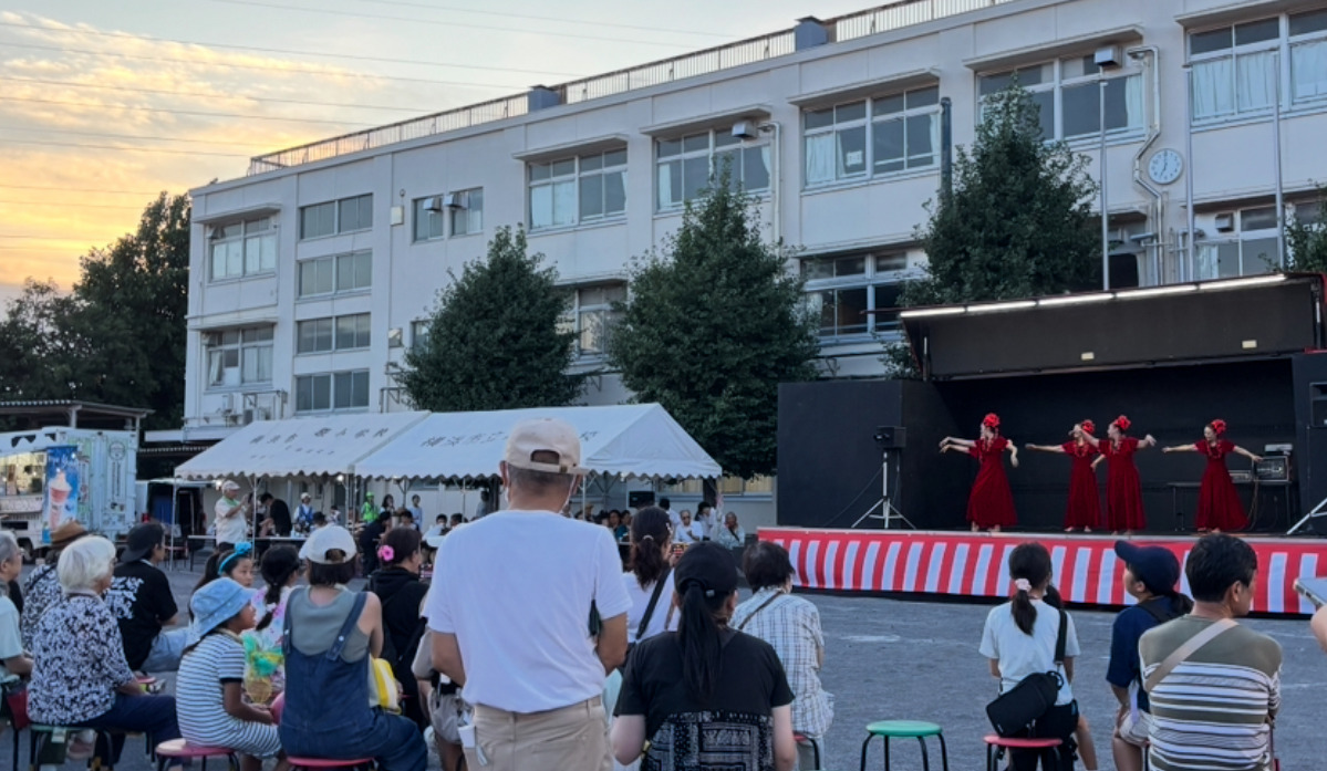 大勢の人出で活気溢れ