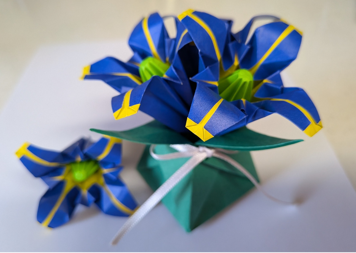 秋の花「リンドウ」を制作