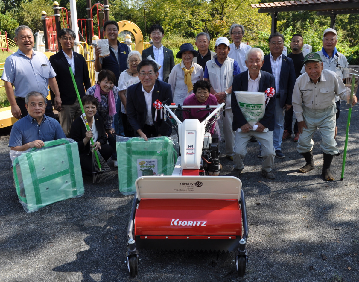 公園管理団体に草刈り機を寄贈