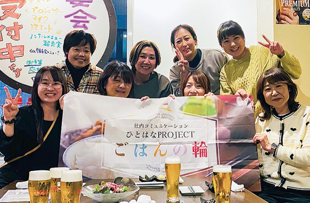 「ごはんの輪」で食事を楽しむ様子