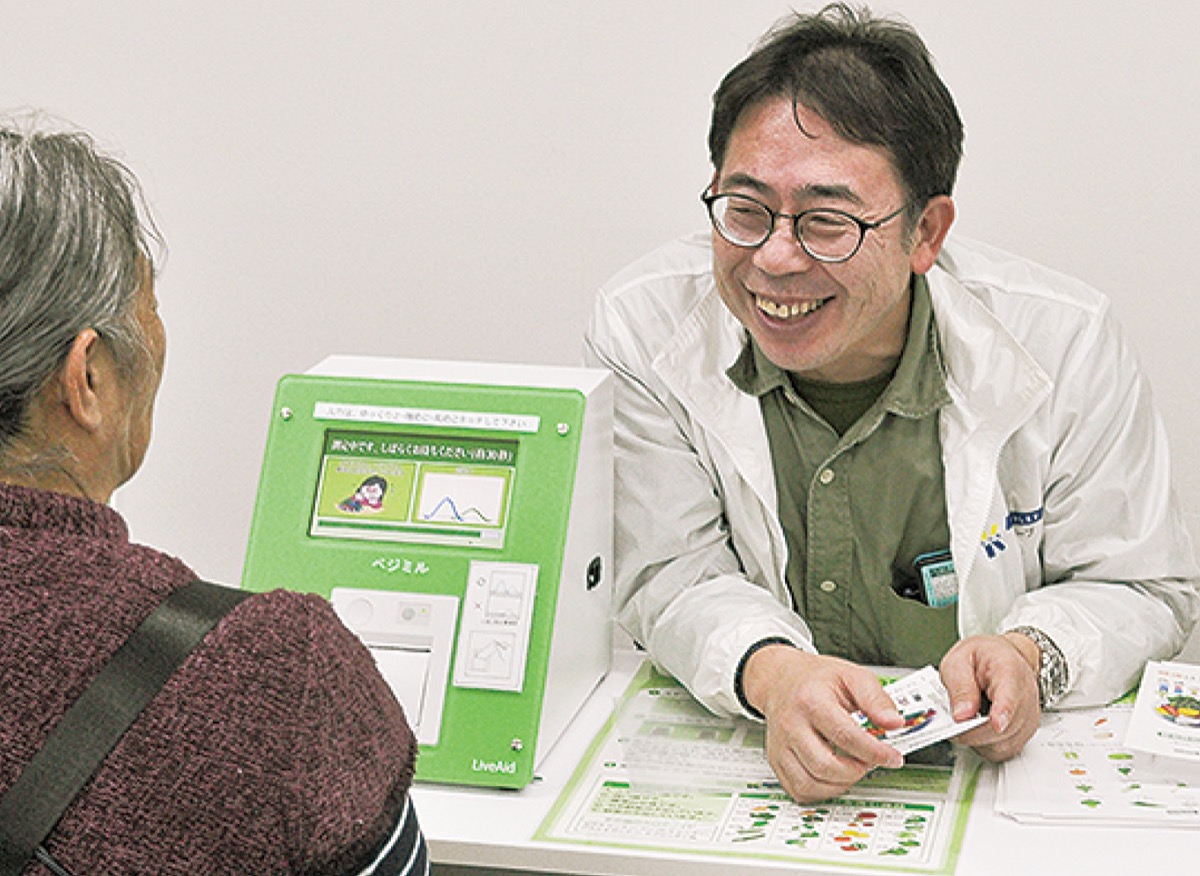 健康フェスタでは相談対応も。笑顔で相手を和ませる