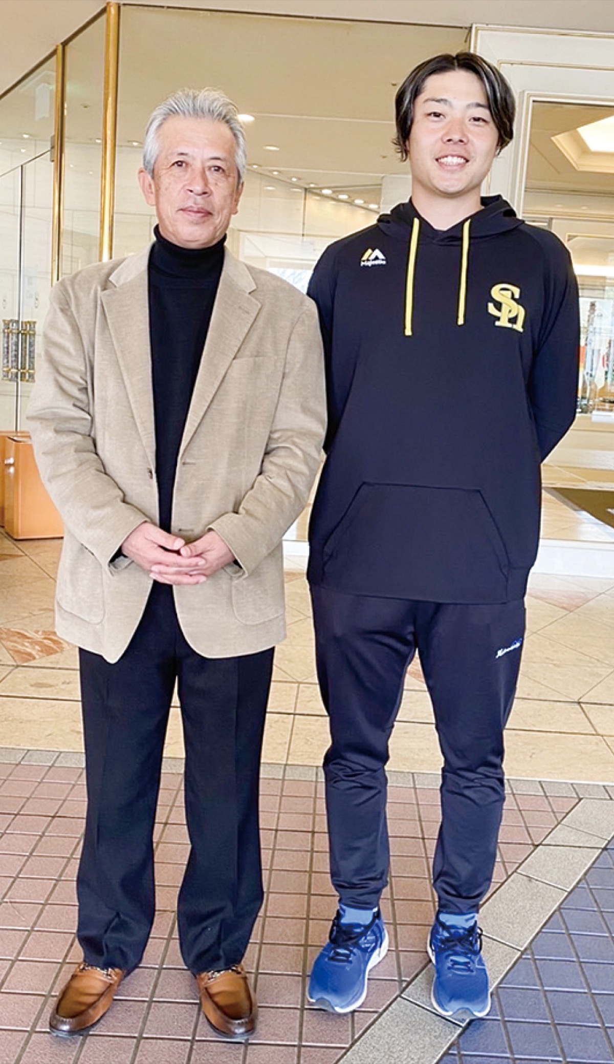 ２０２３年、ホークスの宮崎県での春キャンプで杉山さん（左）と交流した＝家族提供