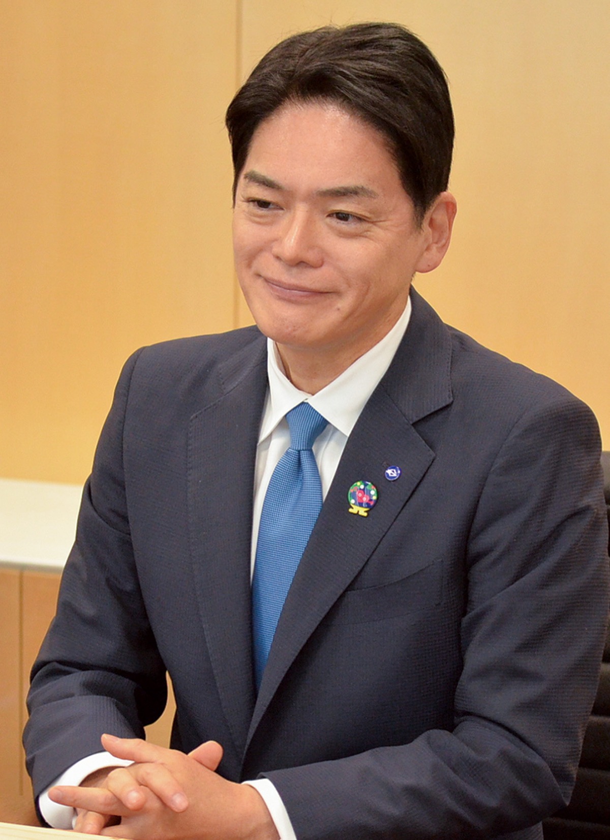 市政運営の意気込みを話す山中市長