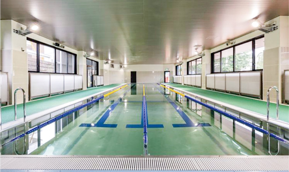 屋内にある温水プール