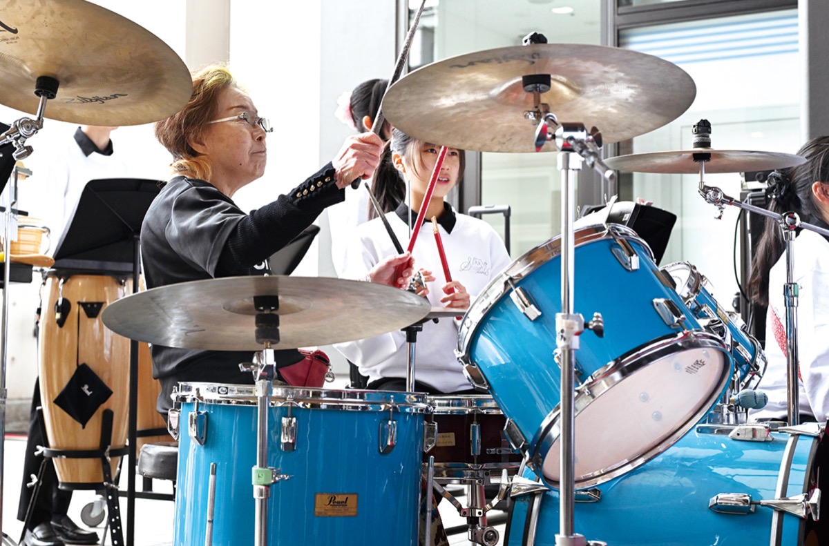 ドラム演奏、地域を元気に