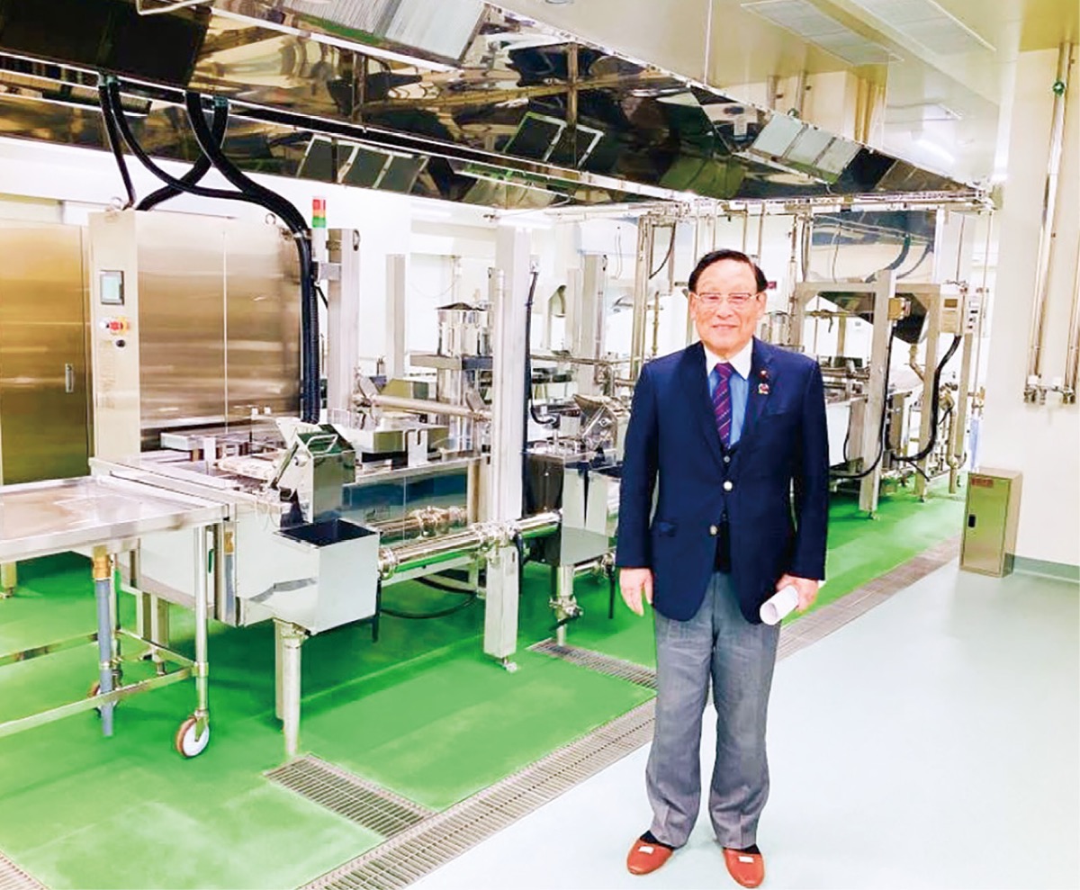 完成した給食センターを視察