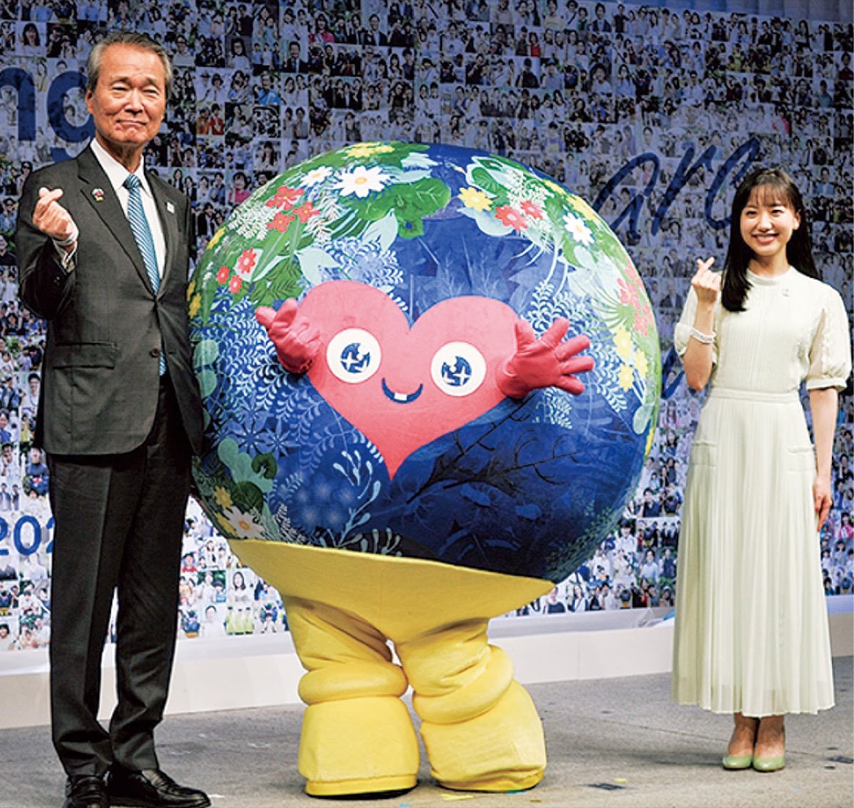 公式アンバサダーの芦田愛菜さん、協会の筒井義信会長、マスコットのトゥンクトゥンク＝５００日前発表会