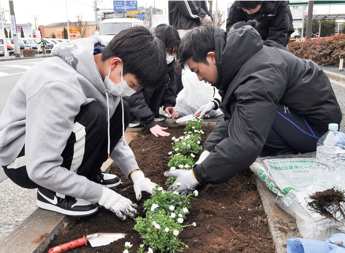 花を植える生徒たち