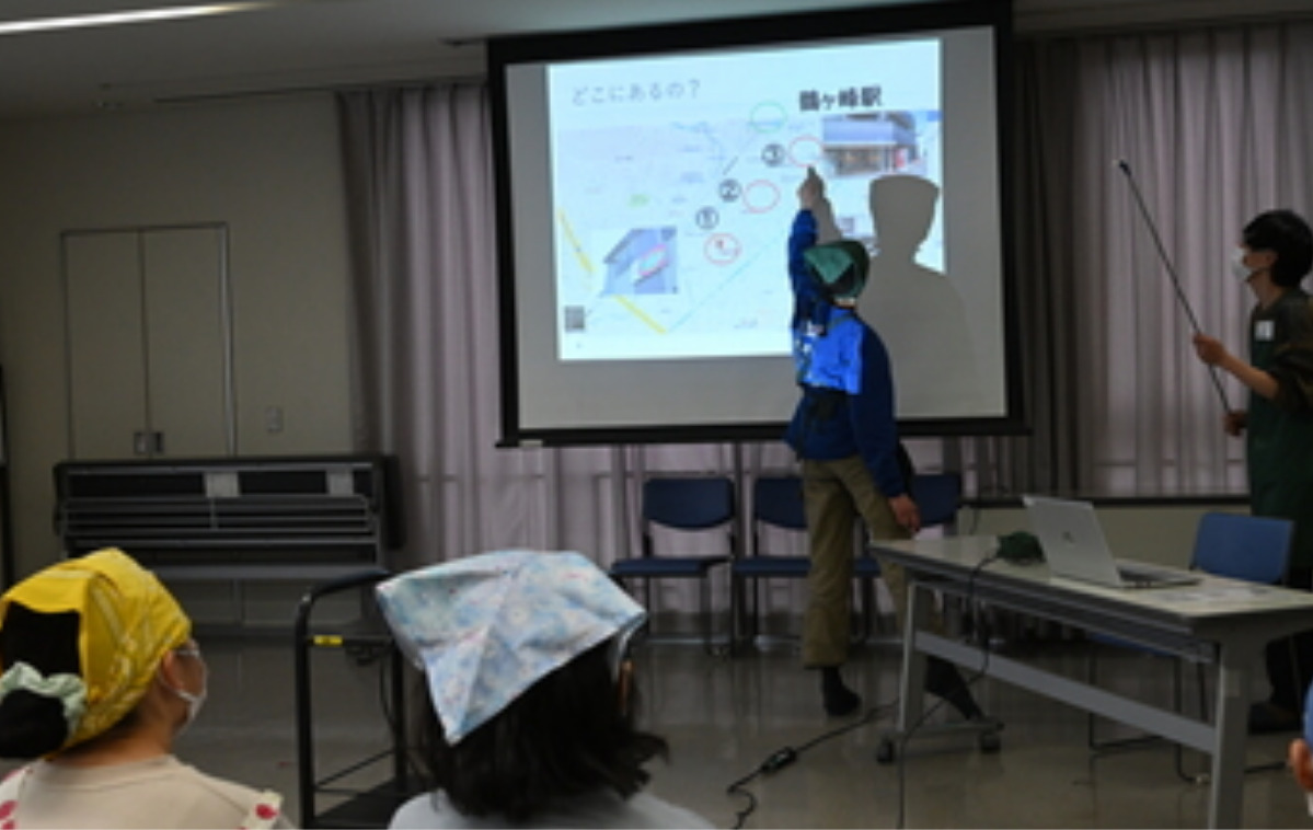 まどか工房の利用者も、児童に向けて説明した