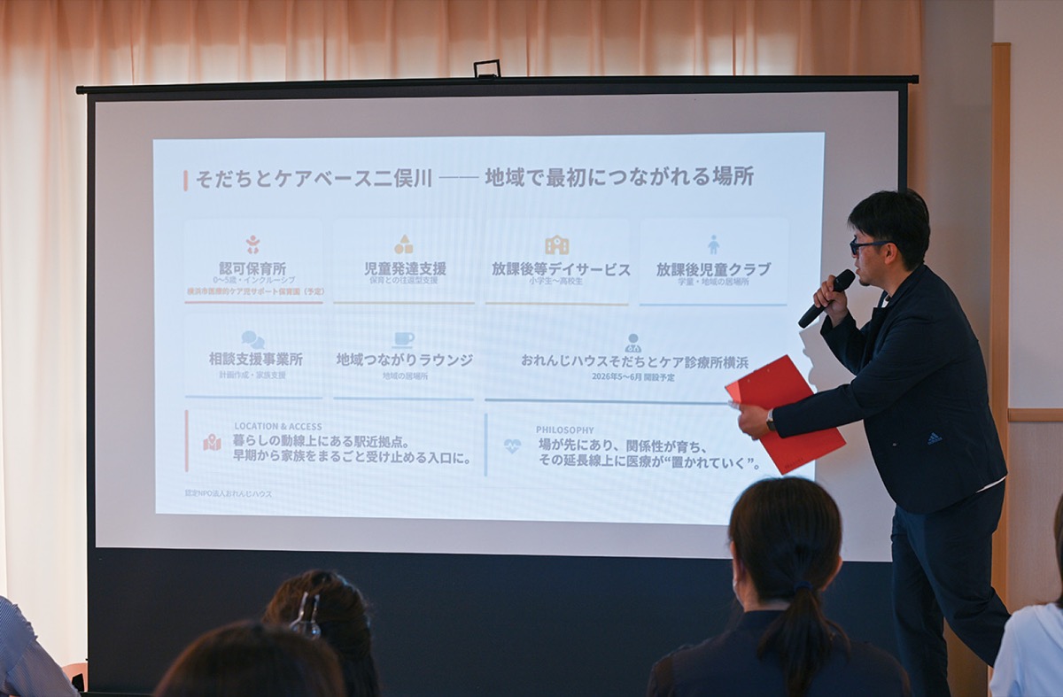 内覧会で施設概要を説明する中陳理事長