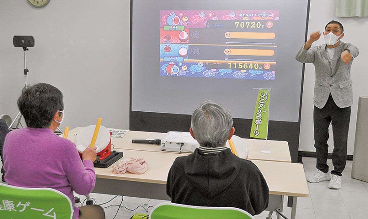 画面を見ながらリズムよく叩く