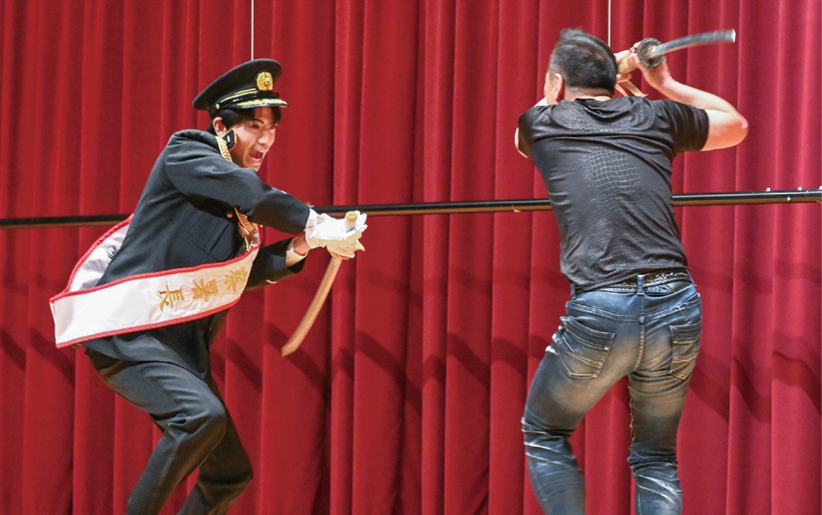 演舞を披露する高地さん