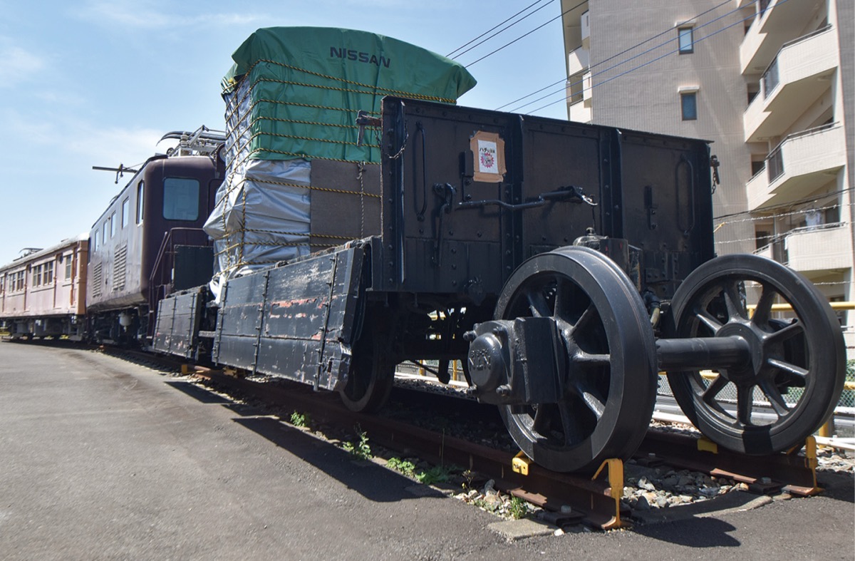 相模川の砂利などを運んだ貨車。手前の車輪はスポーク車輪と呼ばれ、5年前保存庫で偶然見つかった(非公開)