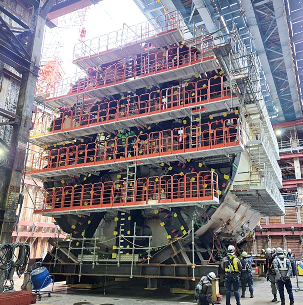 鶴ヶ峰駅付近の連続立体交差事業。シールドマシンの組み立てが進む=提供:相模鉄道