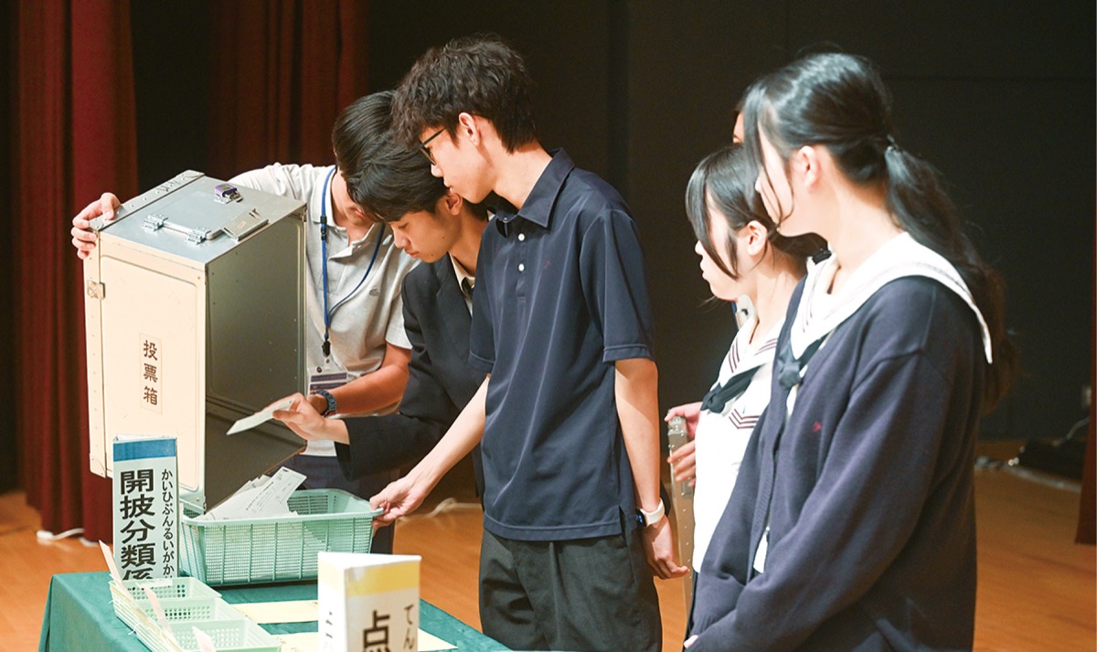 生徒と選管職員で開票作業