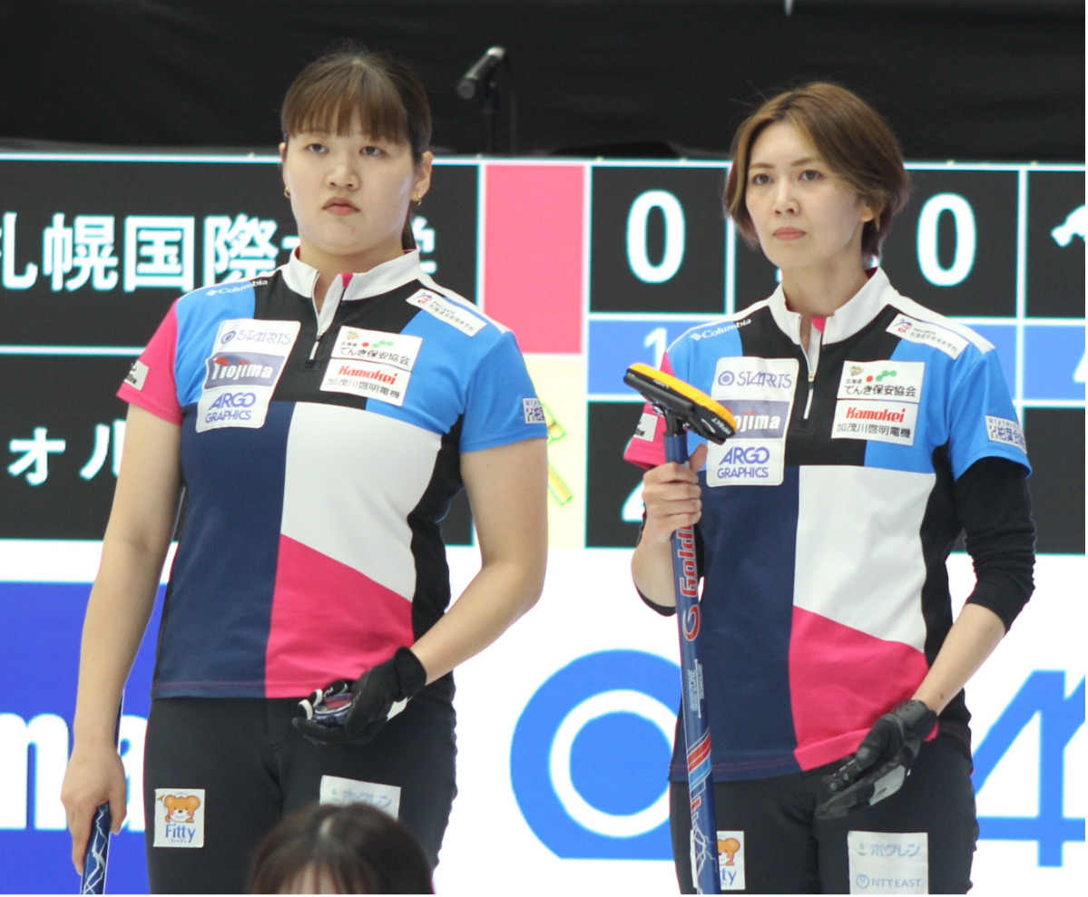 試合を見つめる小谷選手(左)と吉村選手