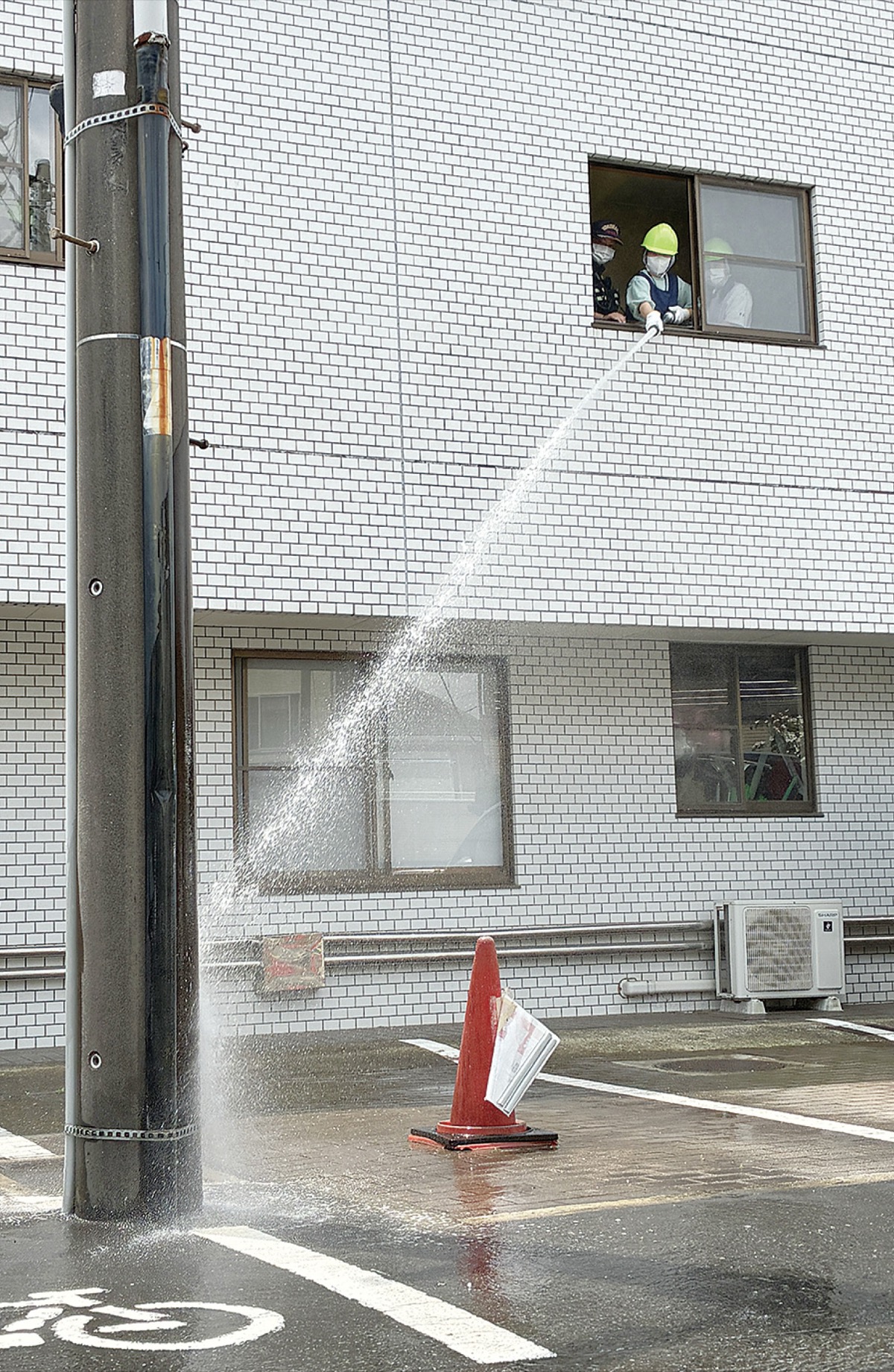 屋内消火栓を用いた放水体験も行われた