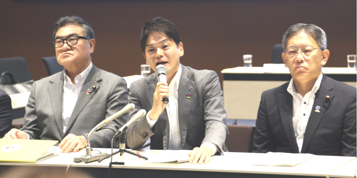 懇談会後の会見に臨む山中市長(中央)(左は渡邊忠則議長、右は尾崎太副議長)