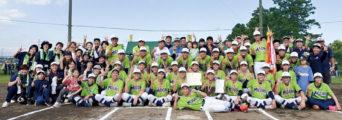 笑顔の記念撮影(提供写真)