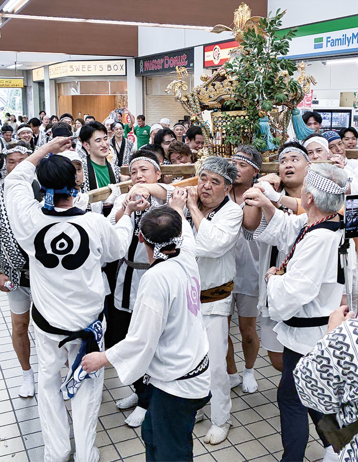 三ツ境駅構内を練り歩く神輿