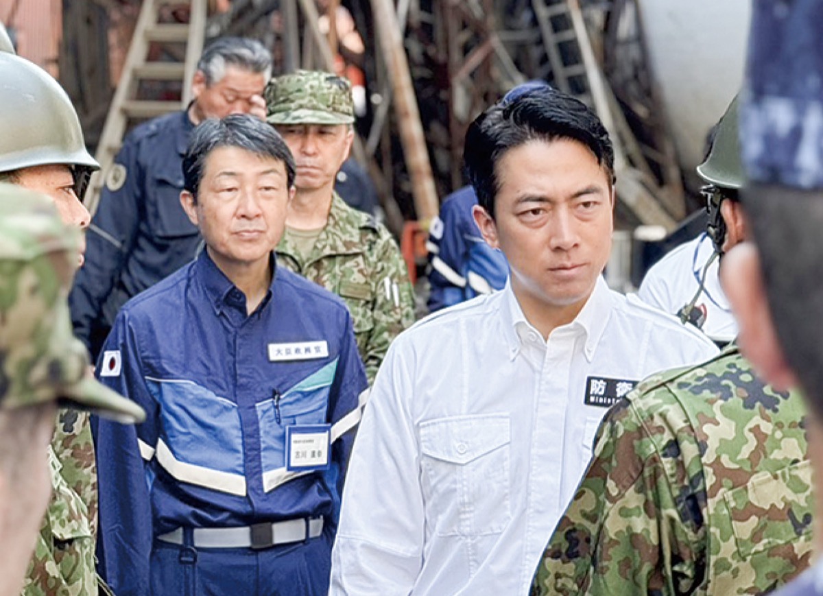小泉防衛大臣と災害現場を視察